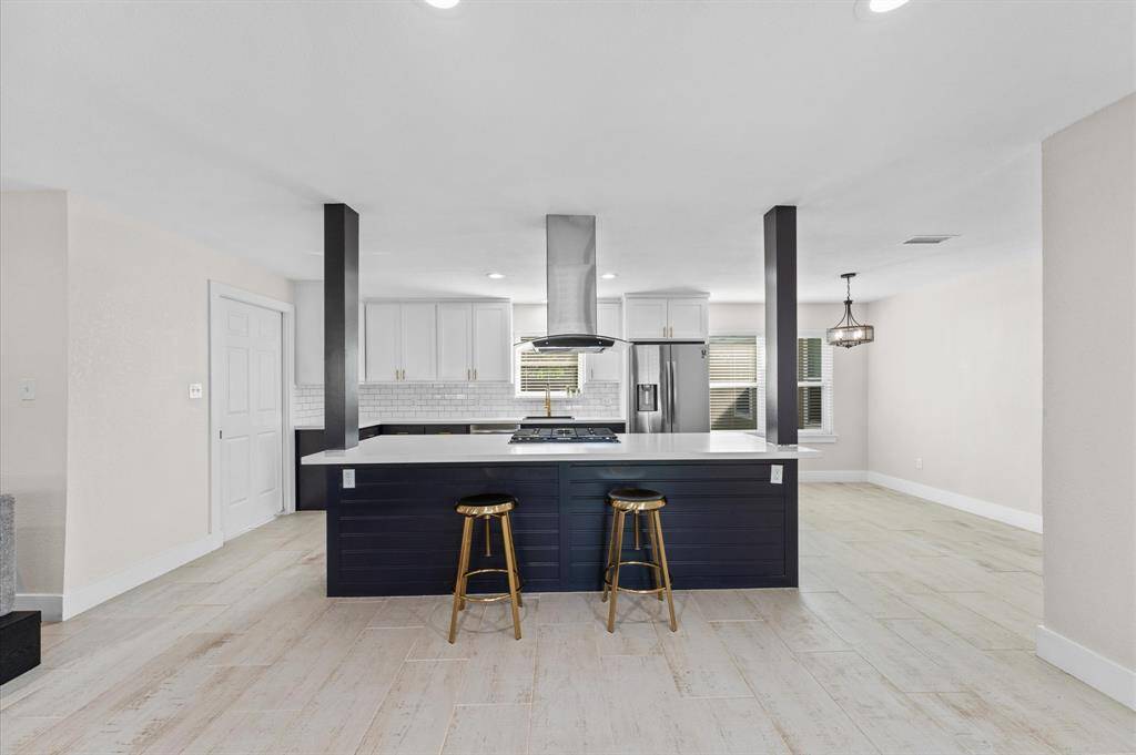 Oversized island with gas stove—perfect for entertaining and everyday cooking.