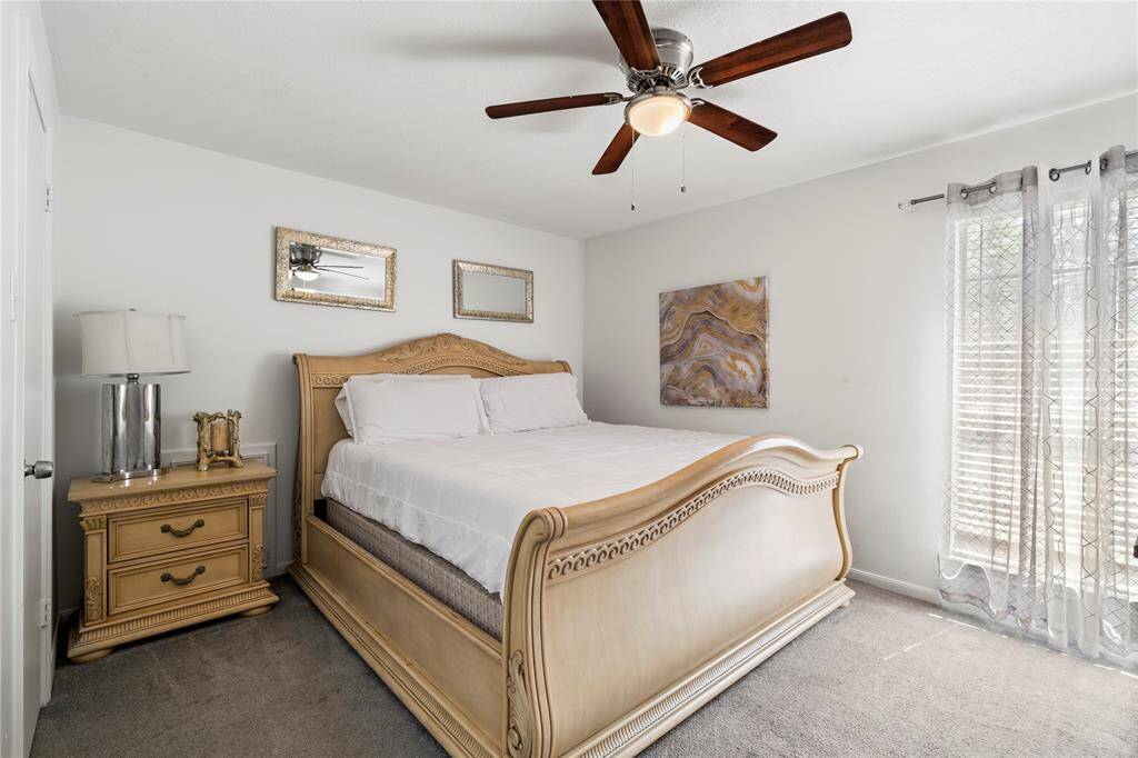 Great secondary bedroom for guests or everyday use.