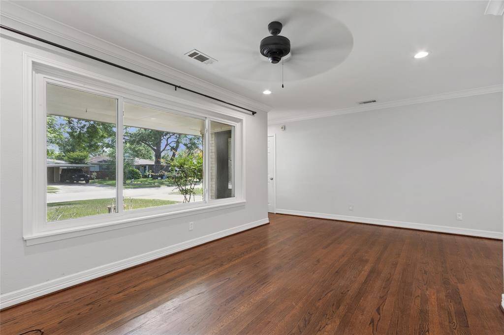 Spacious living room