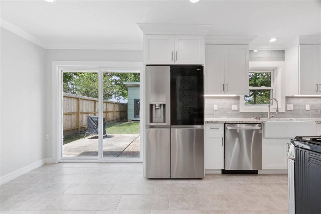 Light and bright kitchen with breakfast area