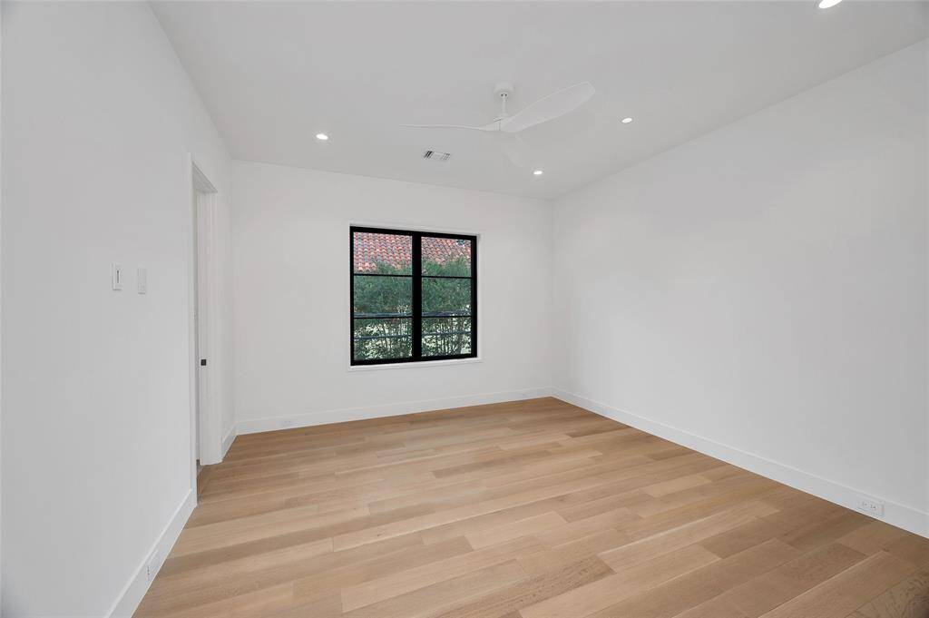 [En Suite Secondary Bedroom]Secondary bedrooms have oak floors, custom-fitted walk-in closets, and en suite quartzite-clad baths.