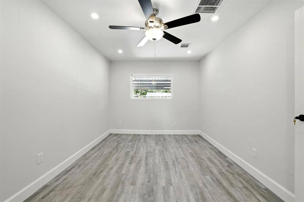 4th Bedroom/ Game Room