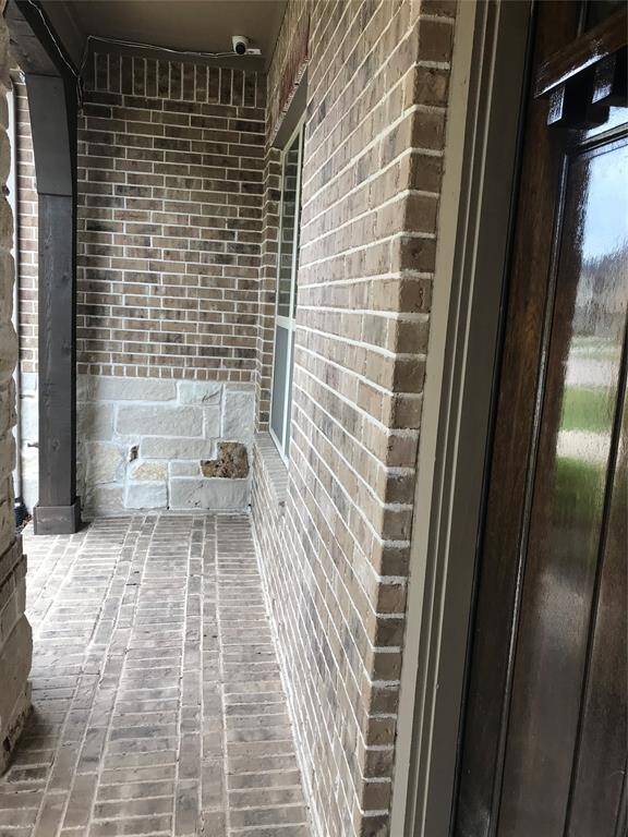 Have your early morning Tea in this Front Porch/Veranda