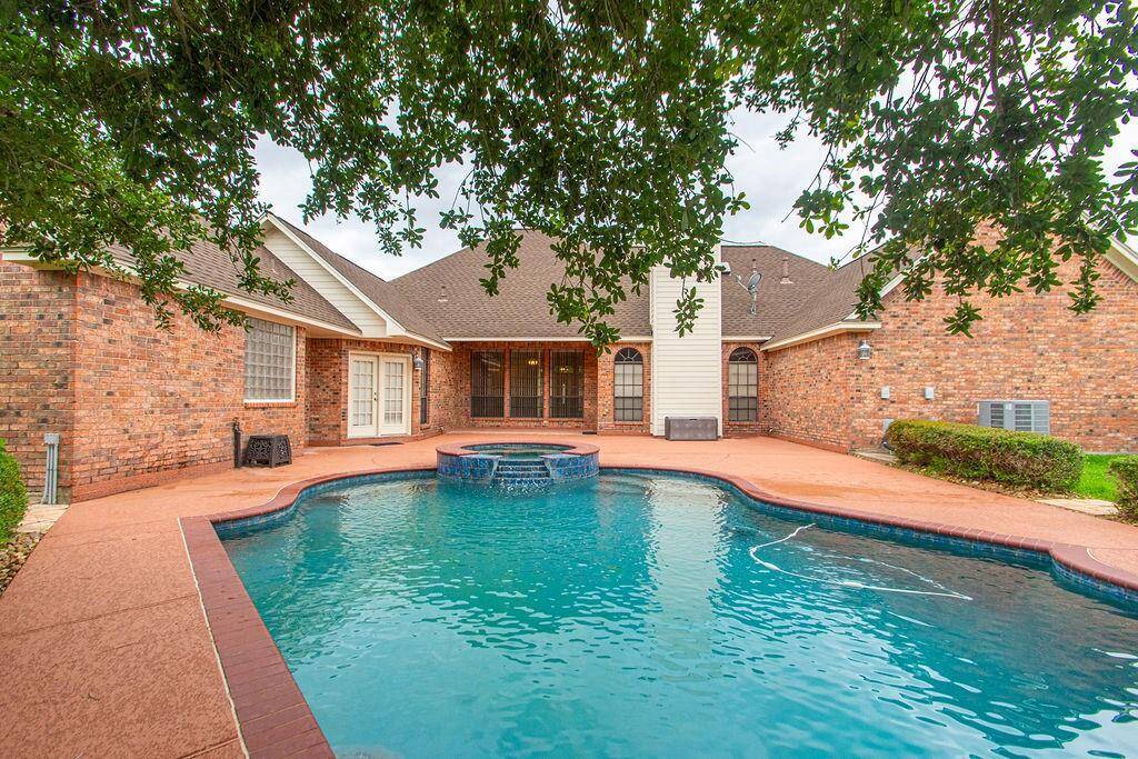 Your pool and jacuzzi awaits you!