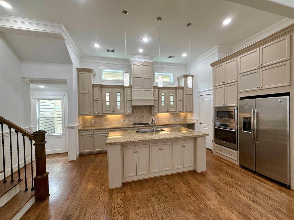 Open Kitchen w/ High Ceilings, Island Sink