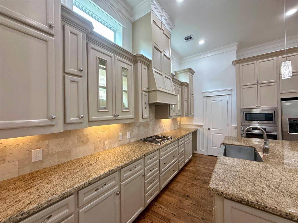 Granite Countertops w/ Under Cabinet Lighting