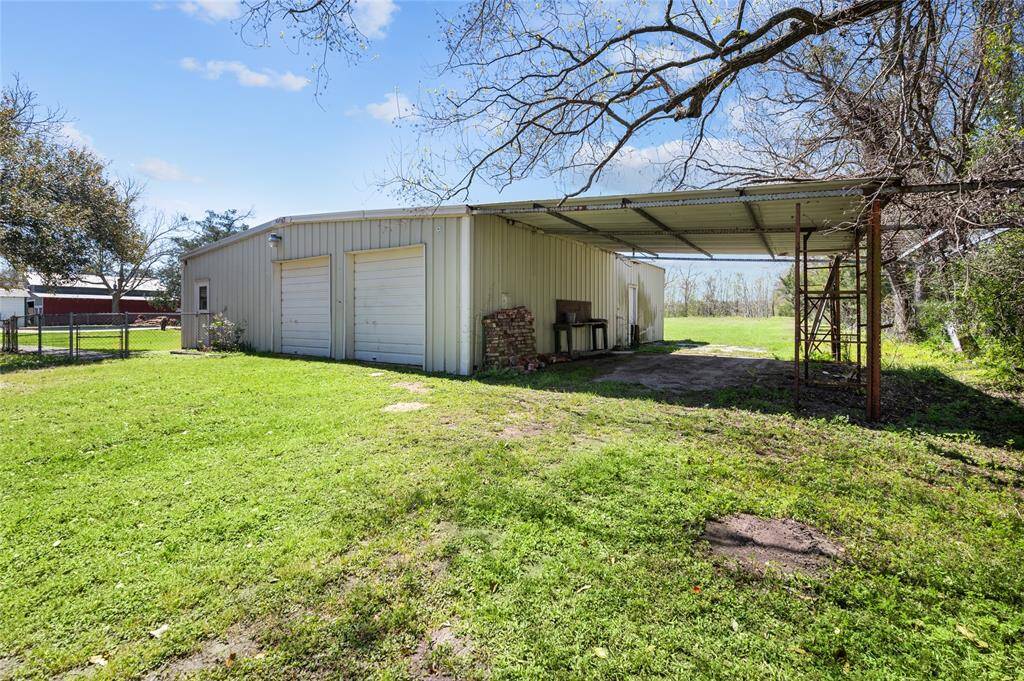 This is the front side of the shop. On the right side is a nice size covered area.