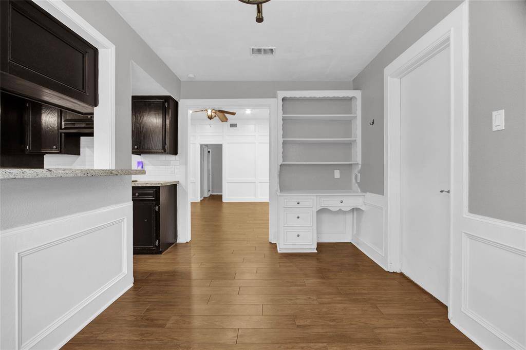 Enjoy seamless daily management with the breakfast area's built-in desk, an ideal spot for organizing your home.