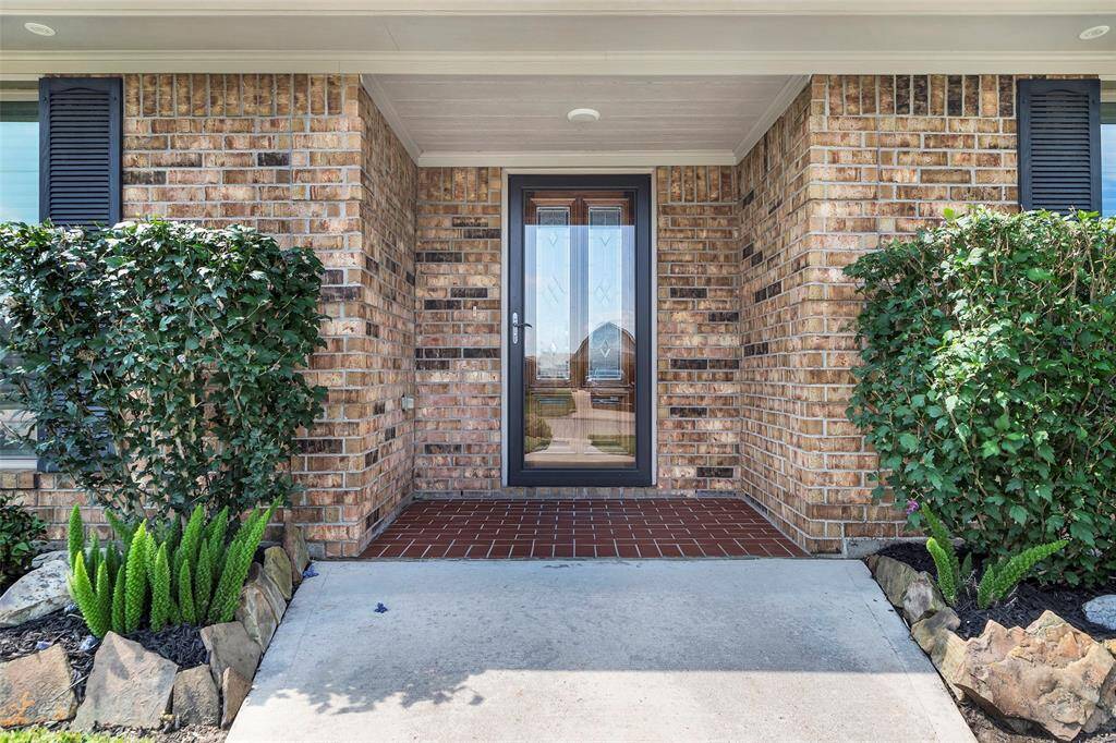 Welcome to 6722 Hawkins street! Notice the storm door?