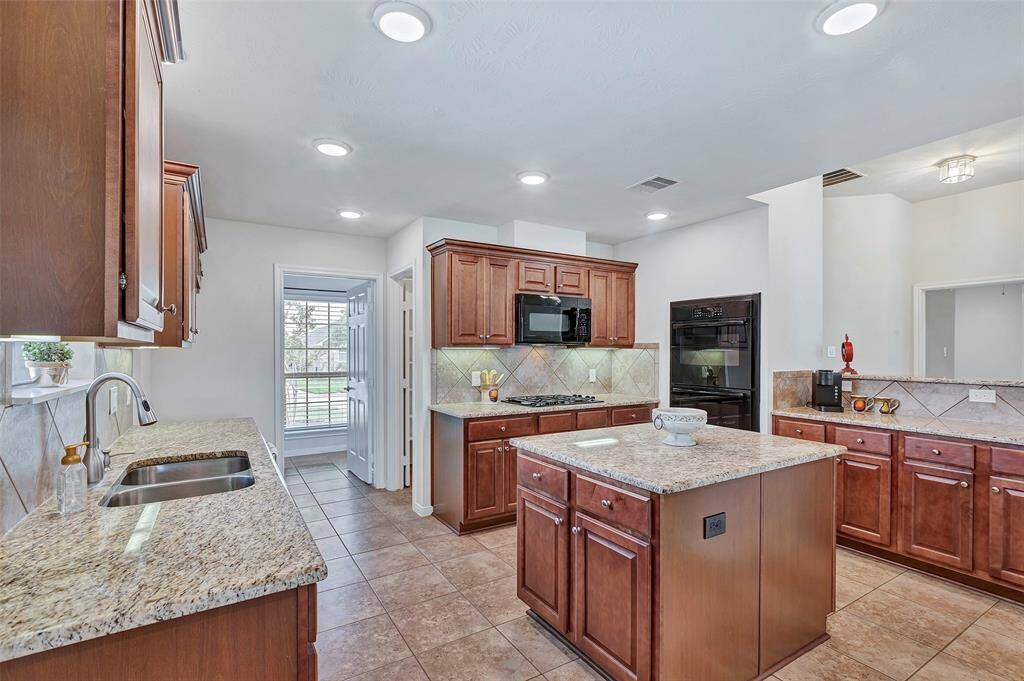 Look at all this space! Can you picture yourself prepping all those holiday dinners?