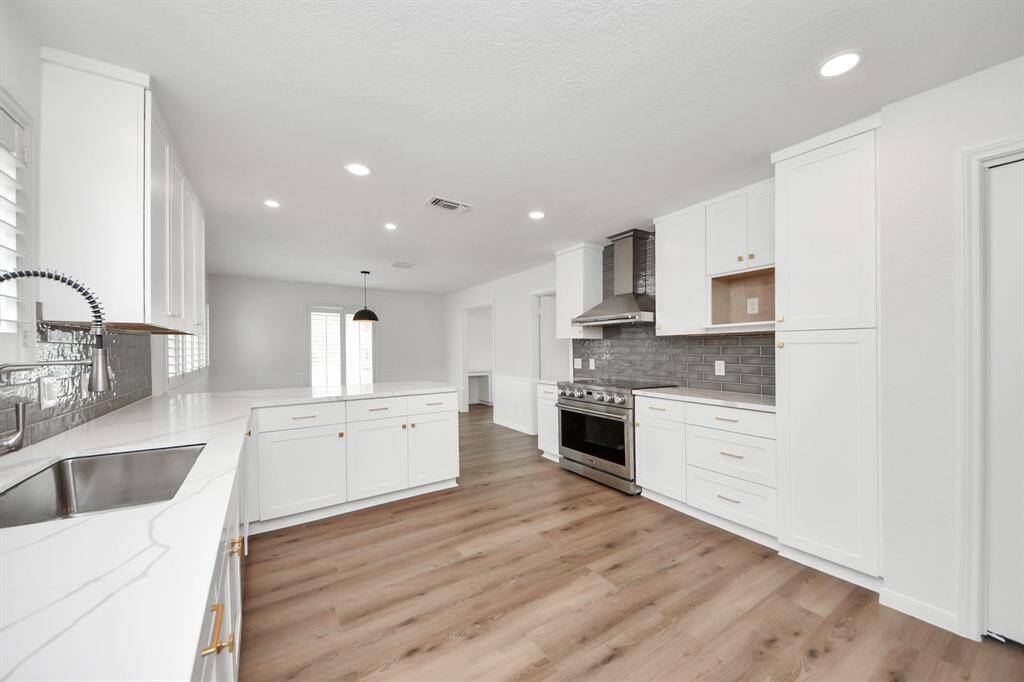 This expansive kitchen is a showstopper.