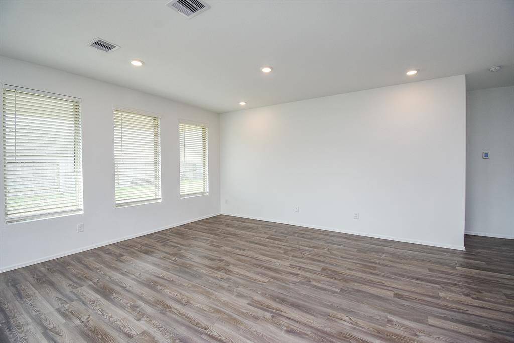 Flooded with natural light, this space offers a bright and inviting atmosphere.