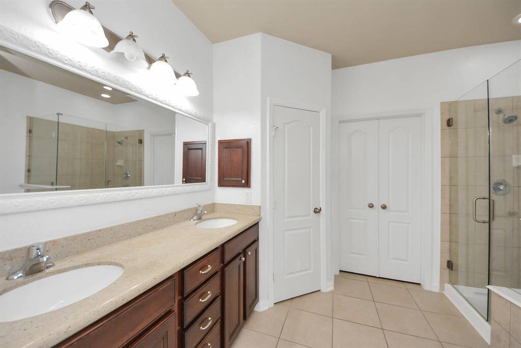 Double sinks so no stepping on each other