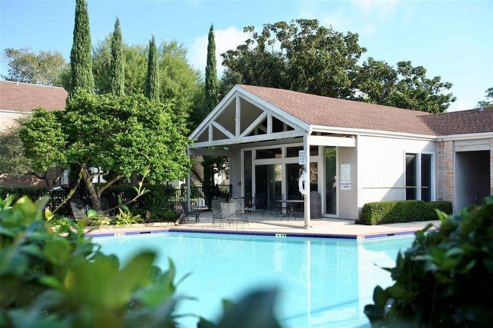 Community pool & tennis courts