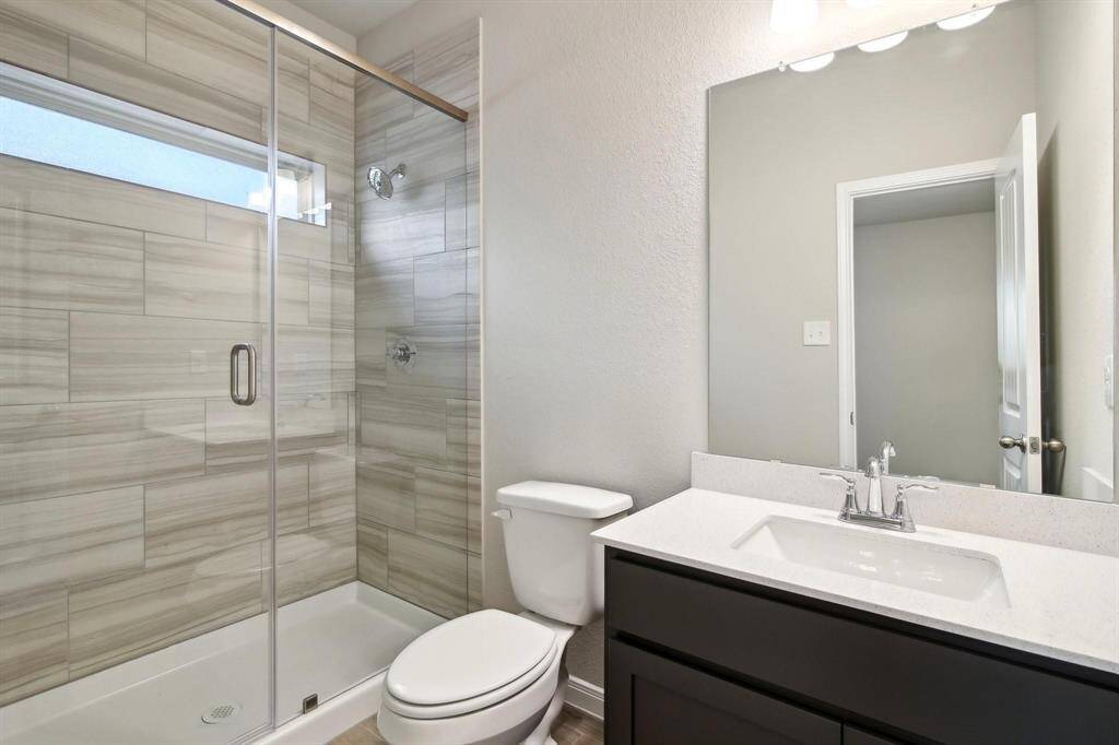 This last bedroom also has an en-suite bath!
