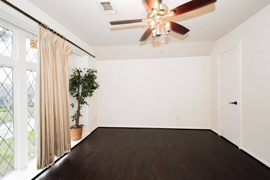 2nd Bedroom w/ Frontview