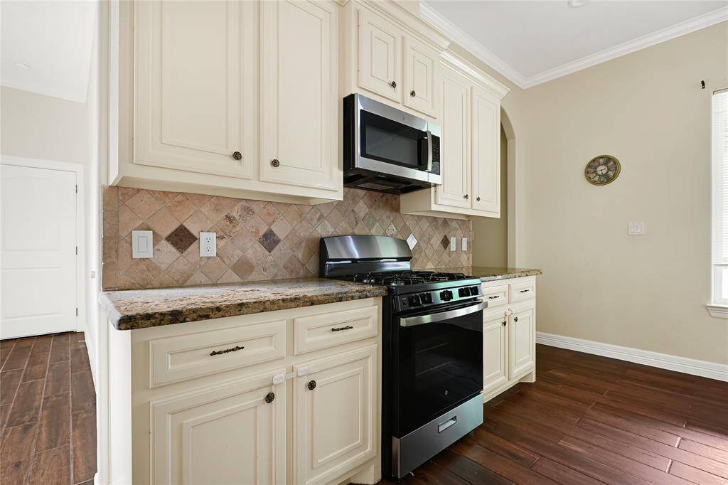 Plenty kitchen cabinets