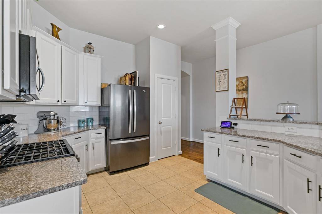 The chef in the family will love the functionality of this kitchen. Amble counter space for meal prep and plenty of cabinets for storage.