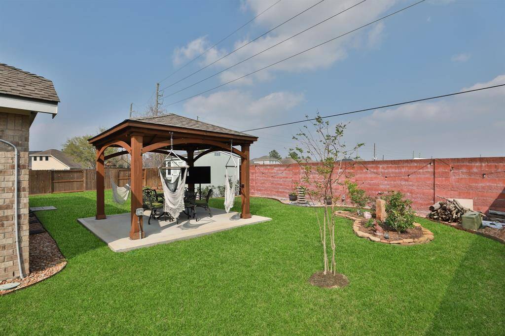 Well manicured, this backyard is ready for you to entertain your guest.