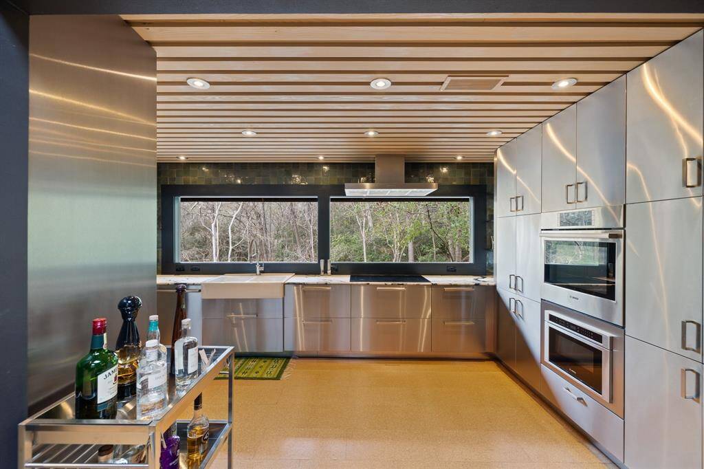 Dream kitchen saturated with natural ight.