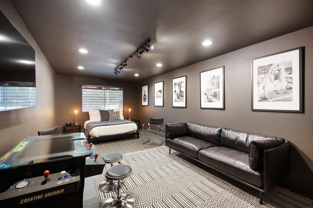 Bedroom/Game room