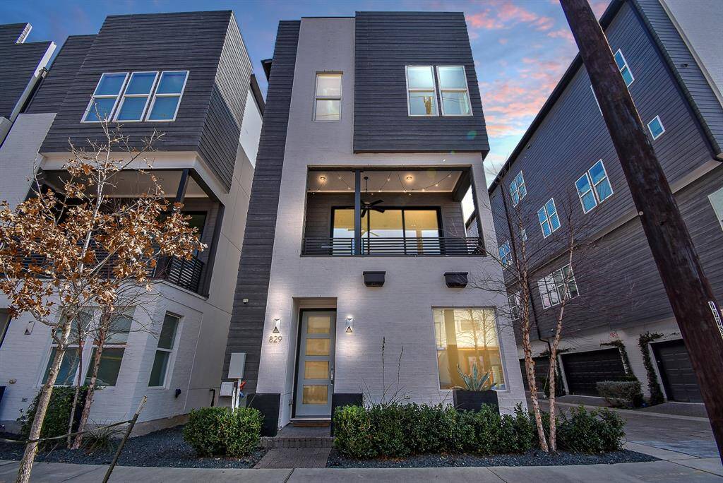 Welcome to 829 Live Oak Street. This home offers 2,094 sqft of living space, 3 bedrooms, 2 1 /2 bathrooms, and an open floor plan in the second floor.