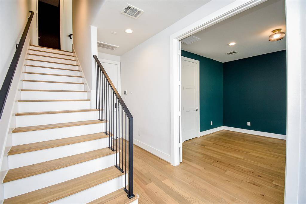 You will have immediate access to the ull secondary bedroom on the 1st floor.