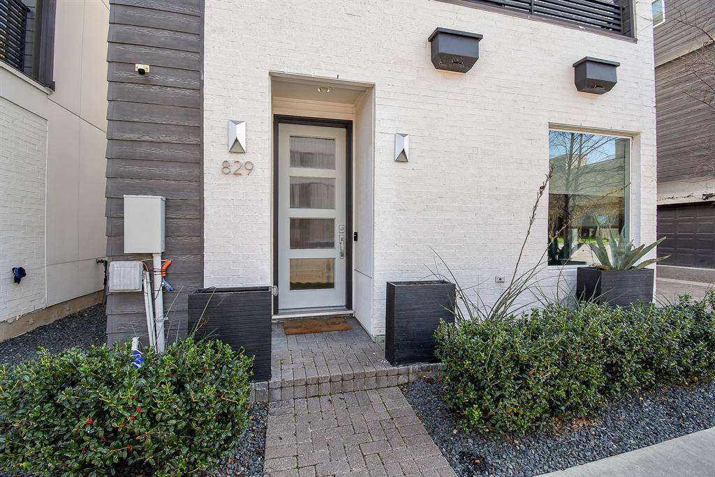 This gorgeous home has an inviting entrance that welcomes your family, friends, and guests.