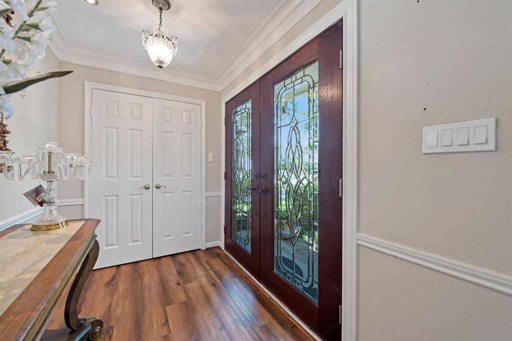 Lovely leaded glass doors and open entry greet your guests with luxury.