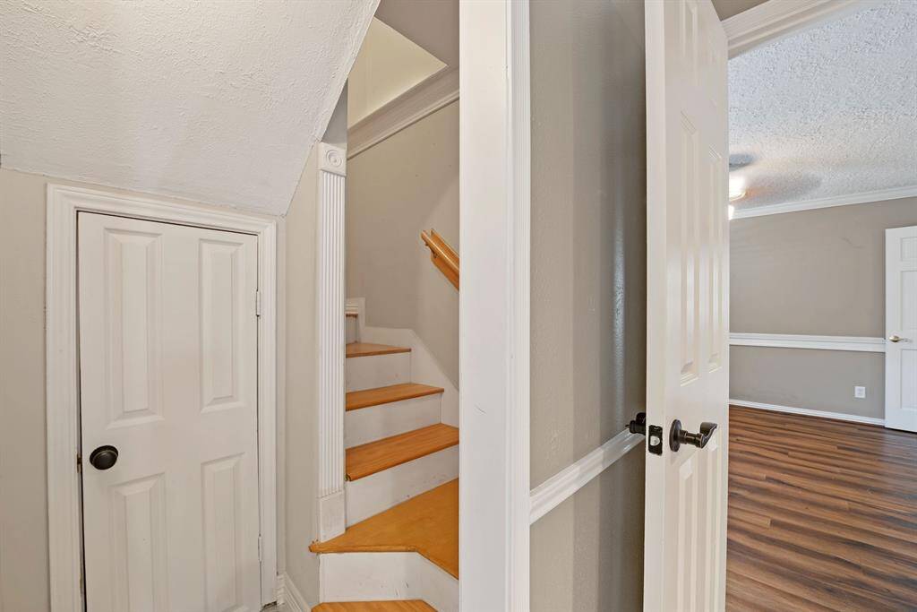 Climb the cute stairs in the primary bath and prepare to be "wowed".