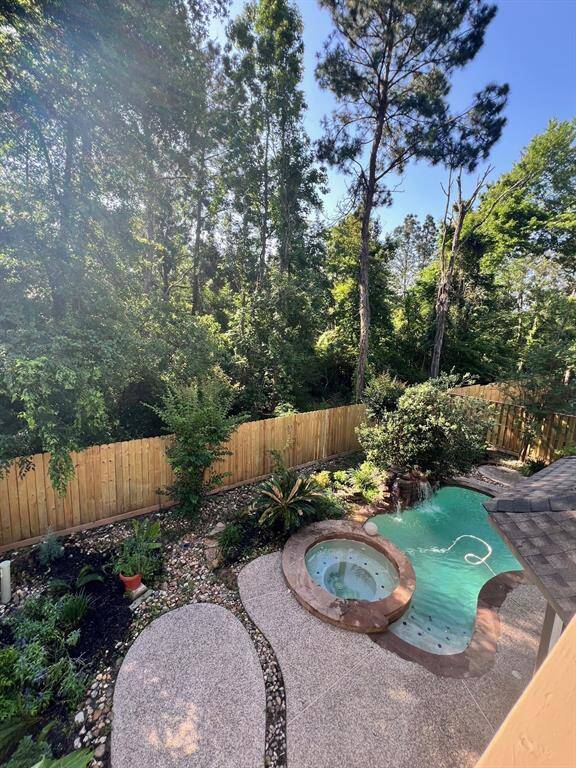 Lush yard and pool/spa