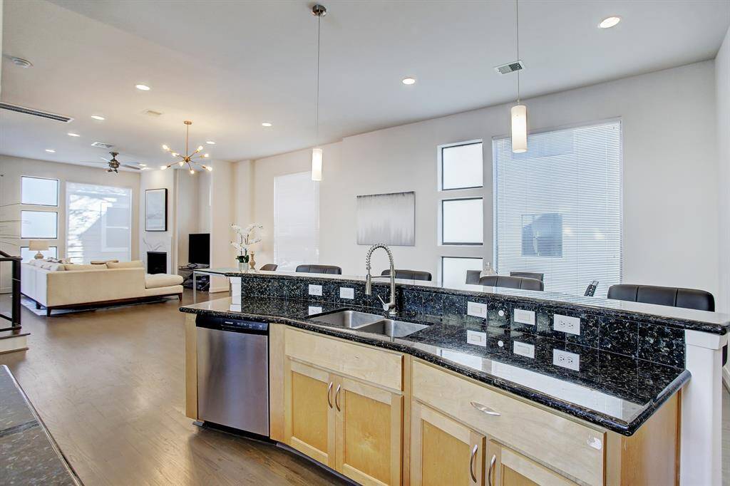 Great bar area in kitchen