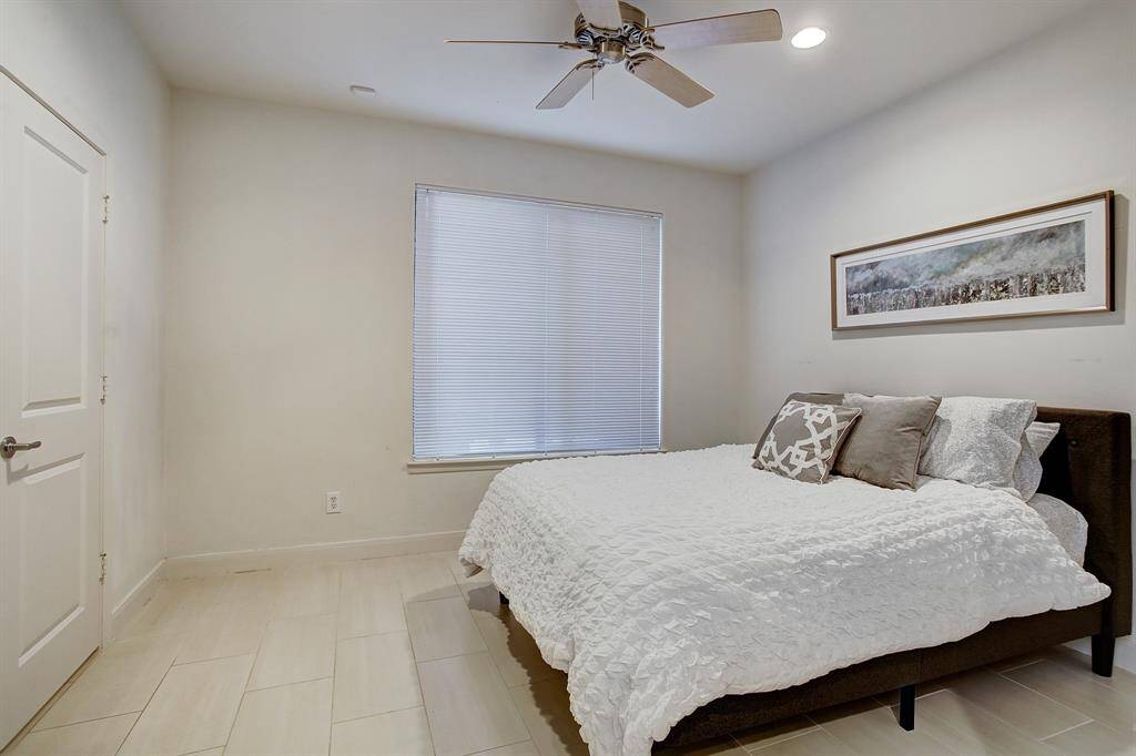 Downstairs bedroom with queen size bed