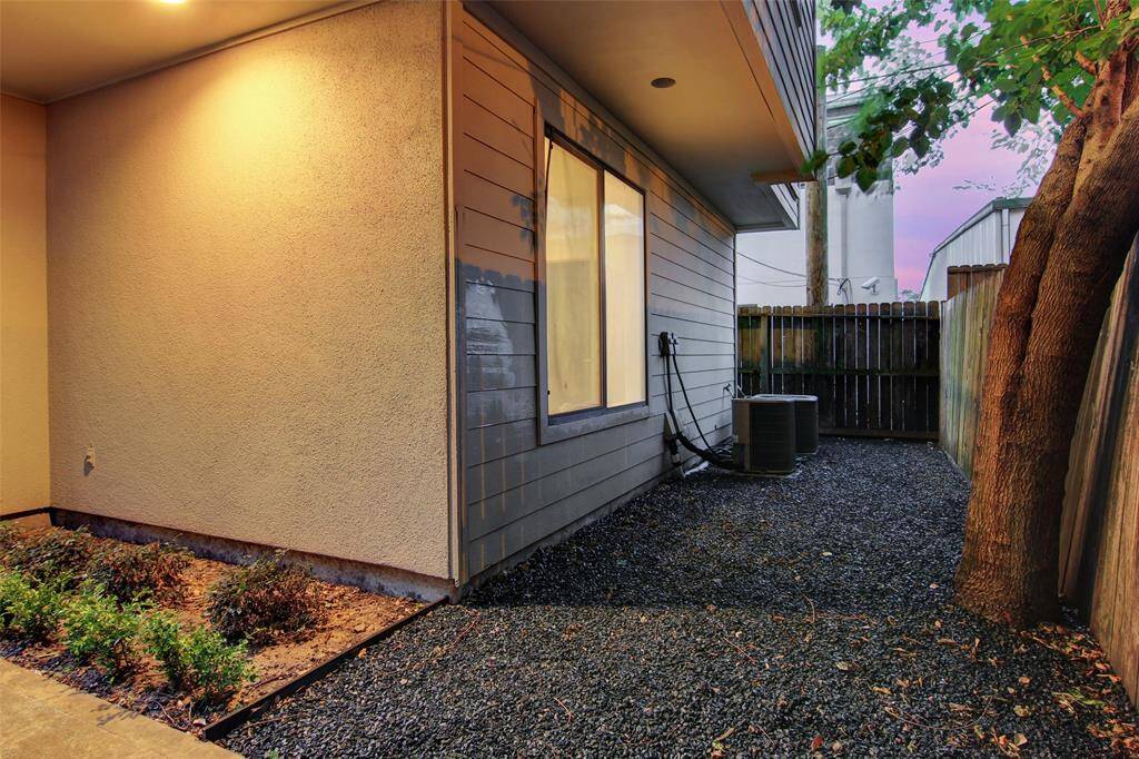 Side yard of house can be fenced in with gate.