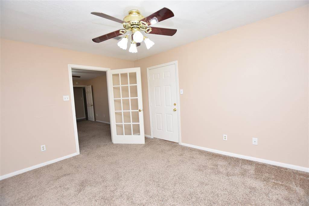 Whether utilized as a home office, nursery, reading nook, or additional storage area, this bonus room adapts to your specific needs.