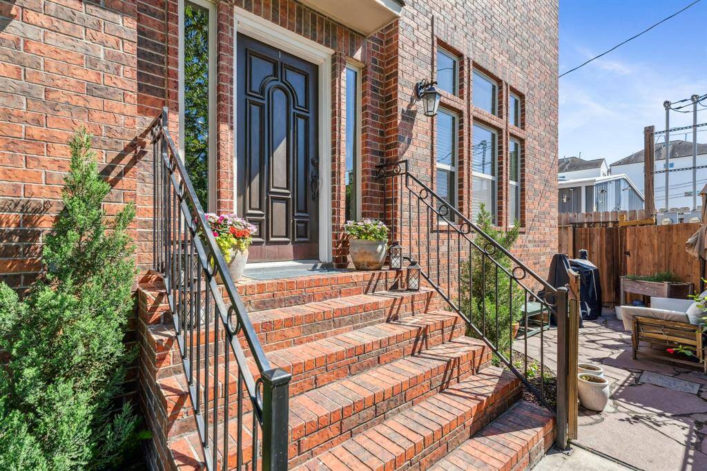 With 2,463 square feet of exquisitely designed living space, this home features 3 beautiful bedrooms and 3.5 bathrooms, offering a perfect blend of luxury and comfort.
