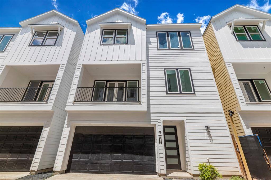 Welcome to Chateaus on Campbell, an 11 home new construction community in Spring Branch. (Model Unit 9424C)