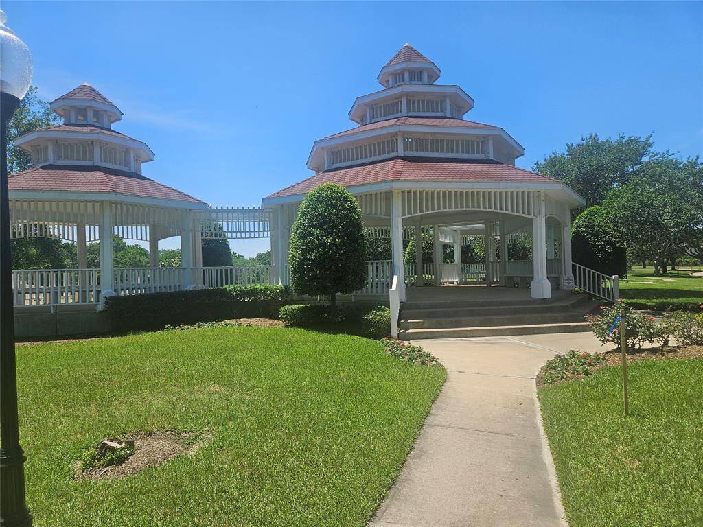 Gazebo /  Lake Area