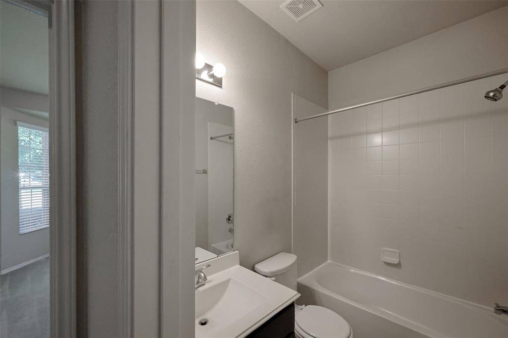 Guest bath between the two bedrooms.