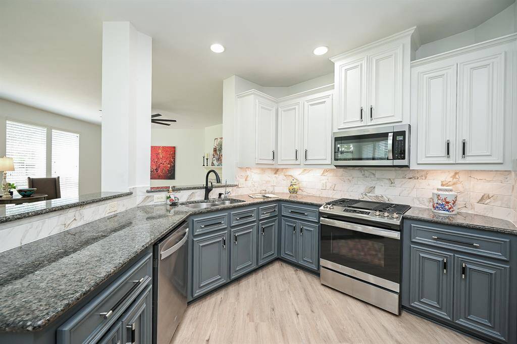 The tasteful breakfast bar blendspracticality with style, making it theperfect place for quick meals orsocializing while cooking.