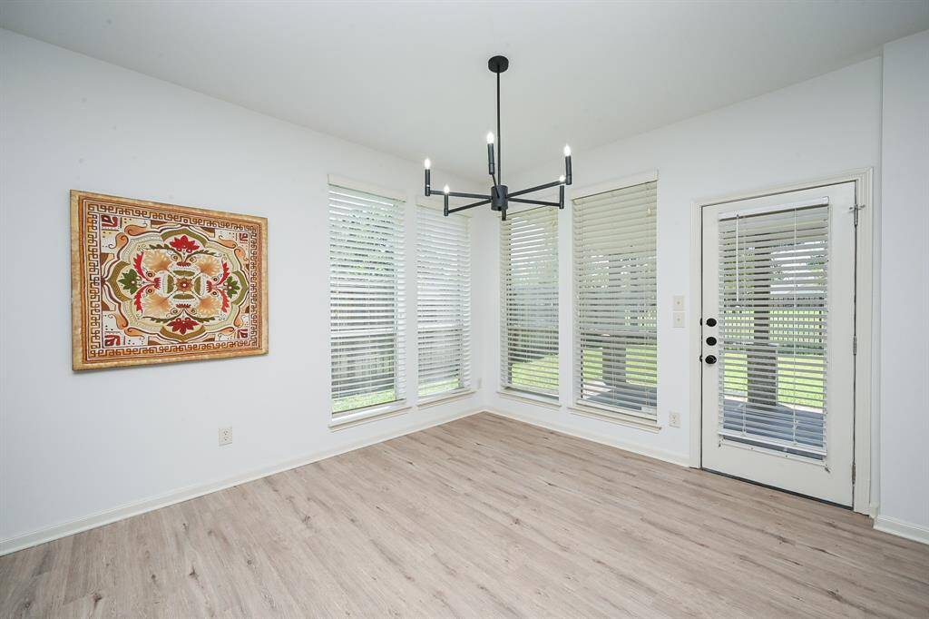 This thoughtfully designed homeseamlessly connects the kitchen witha charming breakfast area.