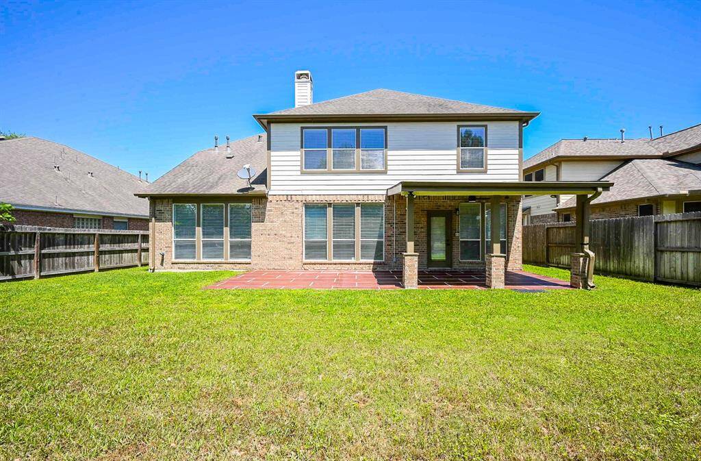 The large covered patio in the backyard is perfect forentertaining family and friends.