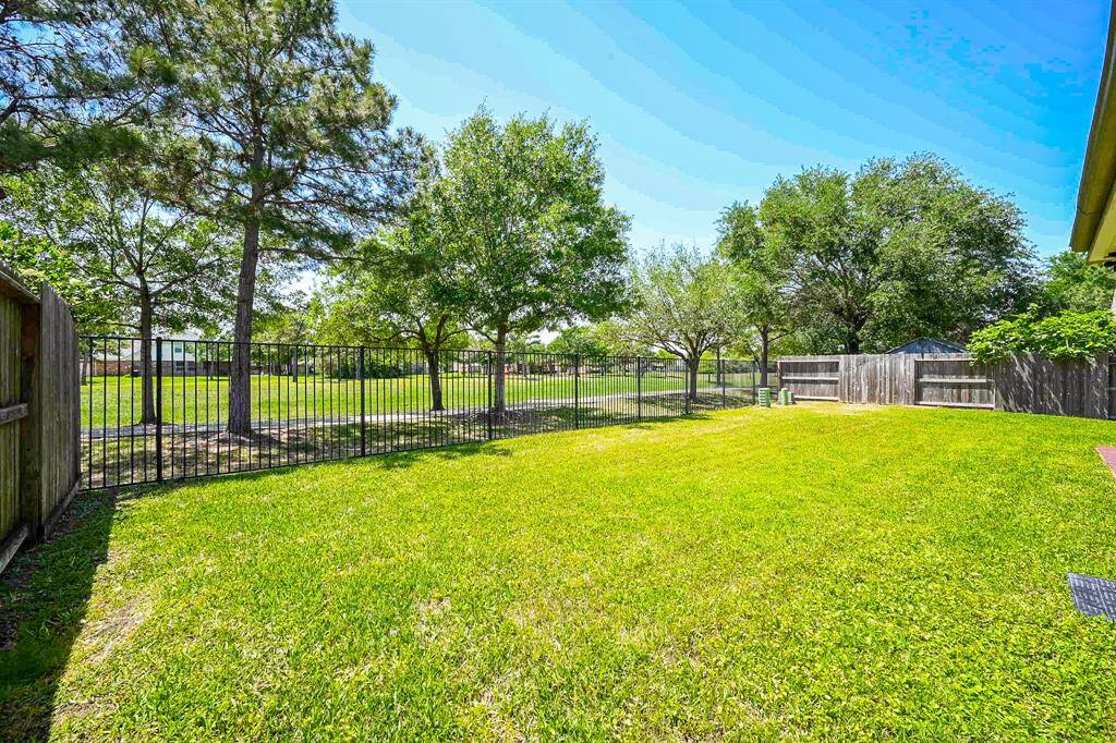 Come and see this spaciousbackyard with NO BACK NEIGHBORS on a greenbelt lot!