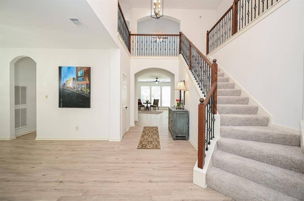 The expansiveand inviting entryway sets the tonefor a grand living experience.