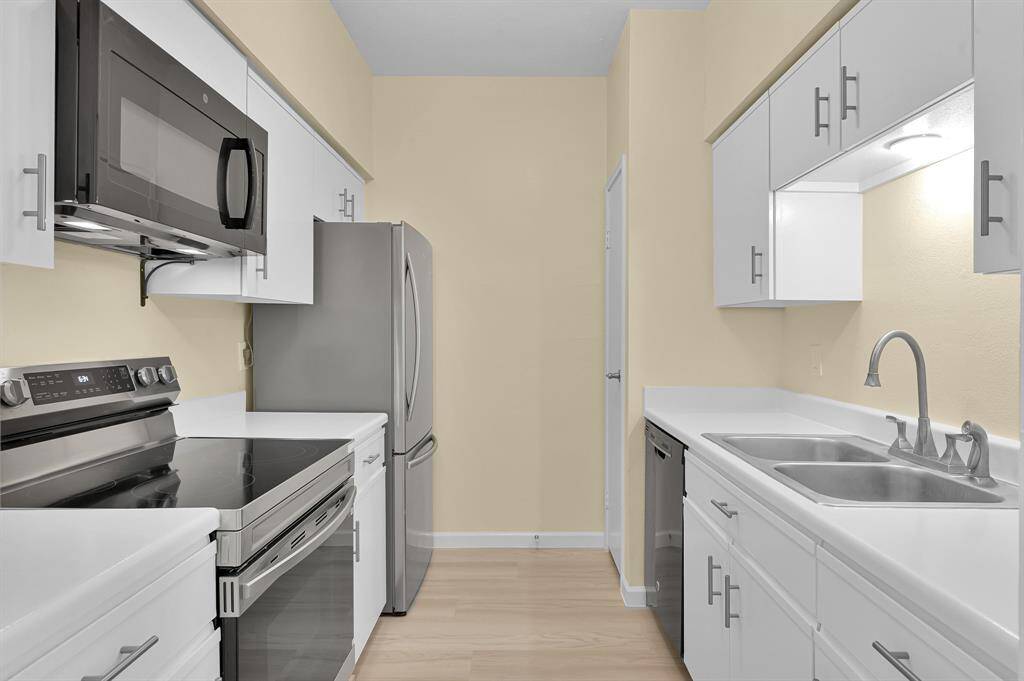 Electric stove refrigerator included.