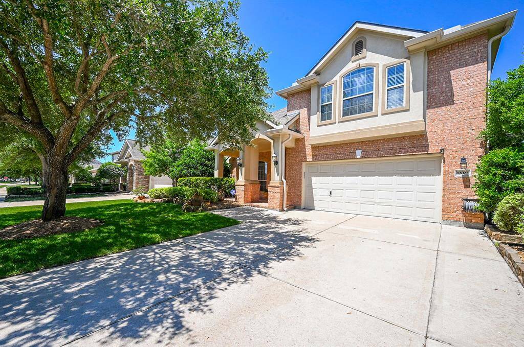 A super-wide driveway sits below the attached garage; leaving room for visitor's vehicles.After a day on the GREEN in this sprawling golf community, invite some friends in, too!