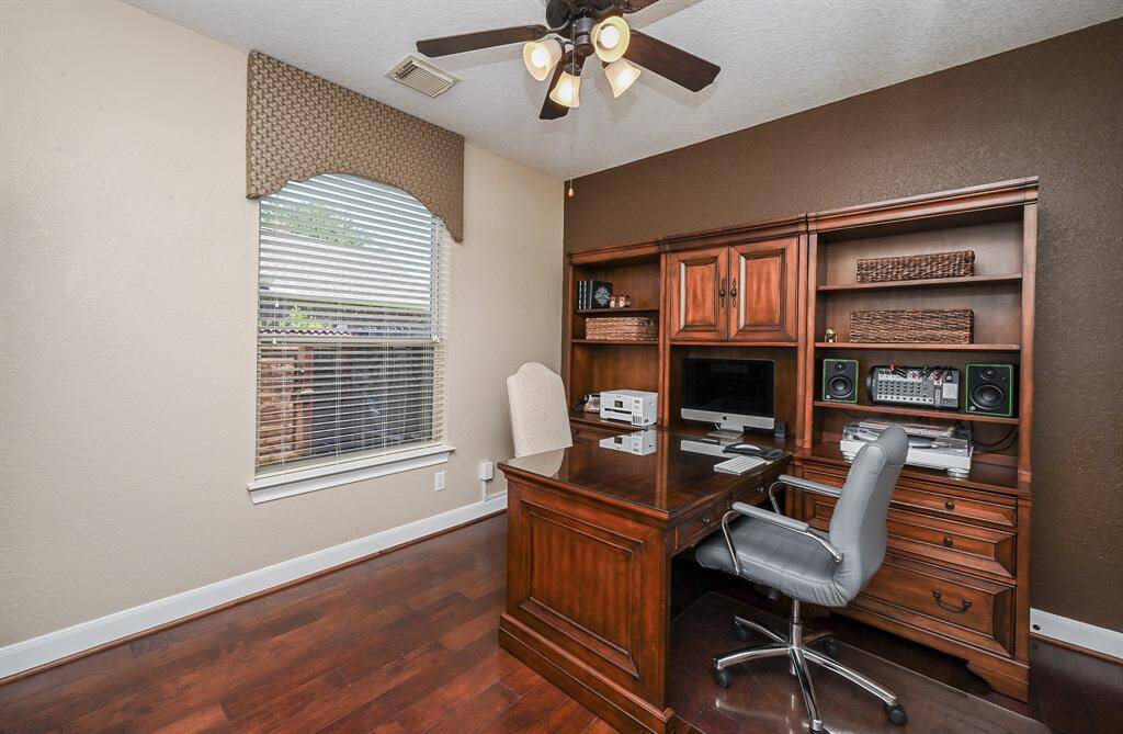 What a wonderful work retreat! Just look at the amazing built-in cabinetry and desk!