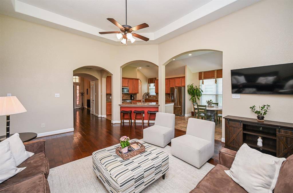 This divine view is from living to kitchen. Note the intimate tray ceiling, and a better view of the sublime arched doorways.