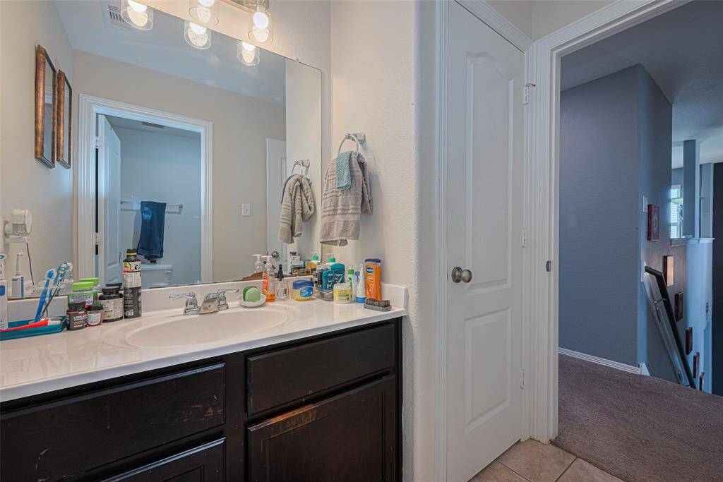 Bathroom/upstairs