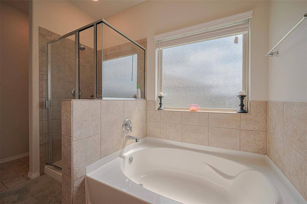Master bathroom/tub